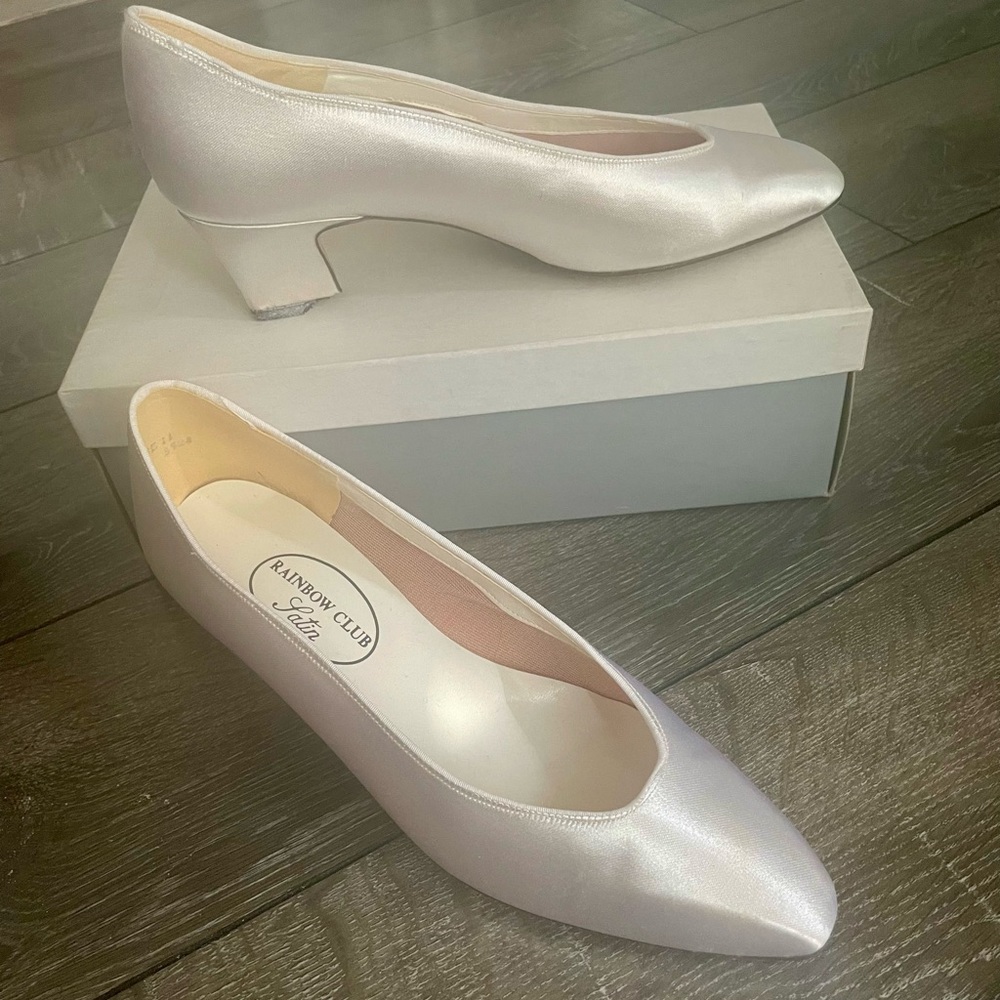 Rainbow Club White Satin 👠 mid block heels/pumps. UK size 5. USA size 6.5/7